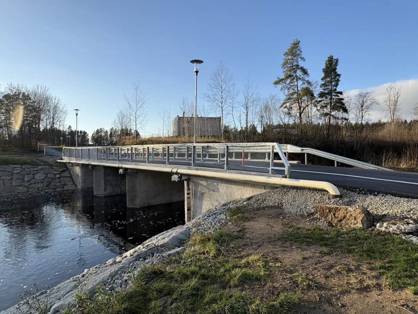 Valmis Püssi sild üle vee sinise taeva all