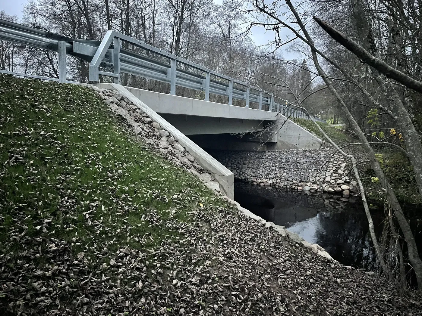 Moodsa silla alune vaade kivikindlustusega kaldal