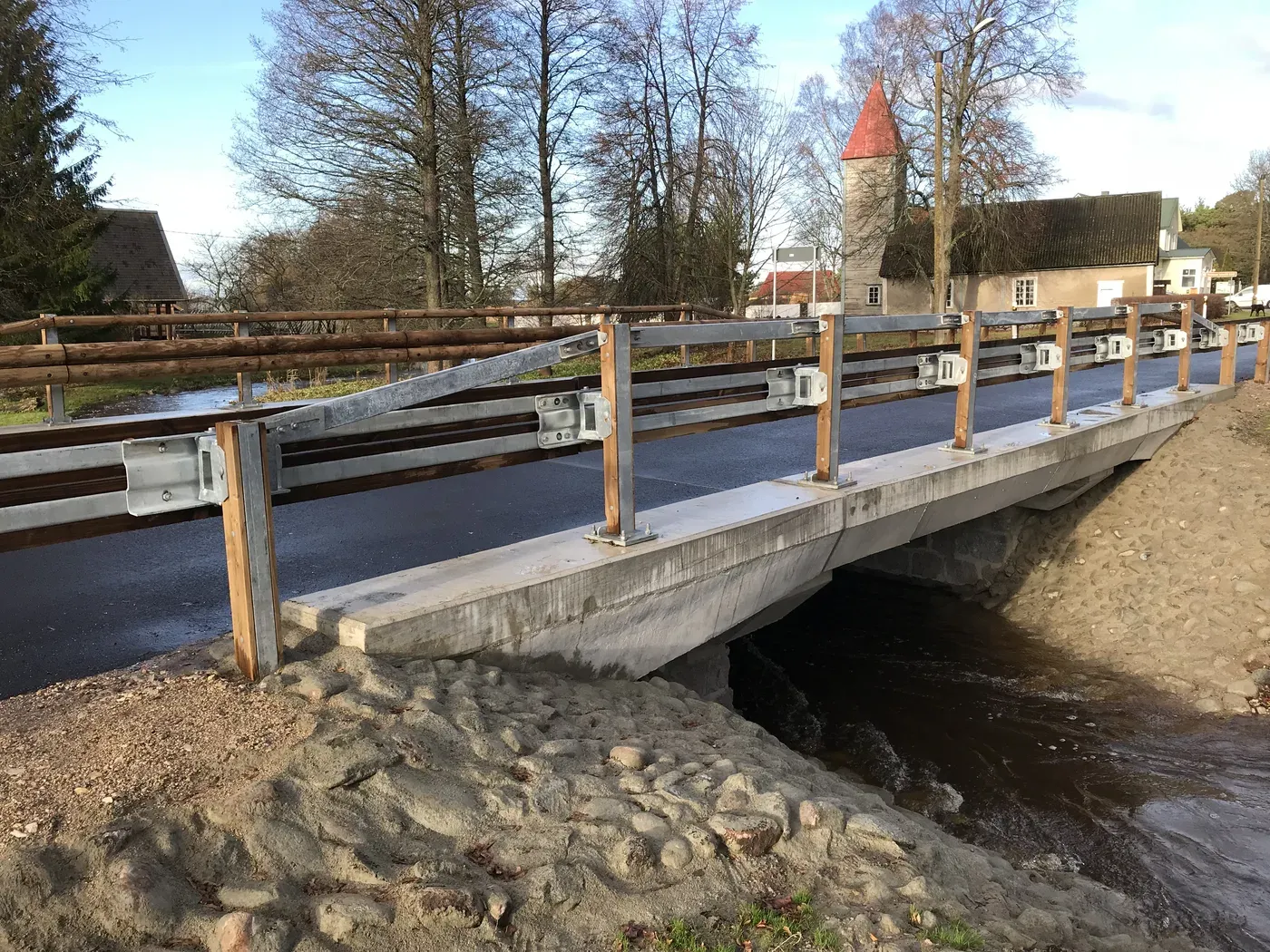 Treimani sild kirikutorni ja sooja valgusega taustal